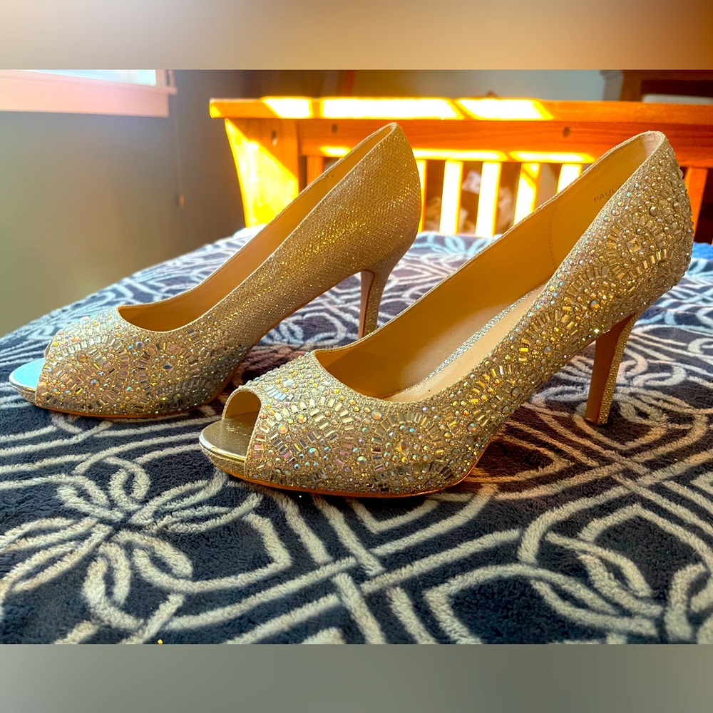 Lorraine Lorraine Size 11, sparkly Silver 3” peep toe stiletto heels.